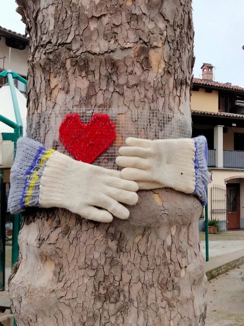 Gli abbracci avvolgono Castiglione Tinella